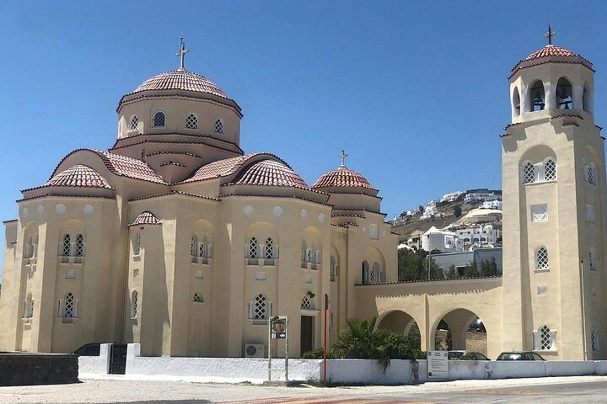un grande edificio con una chiesa con una torre