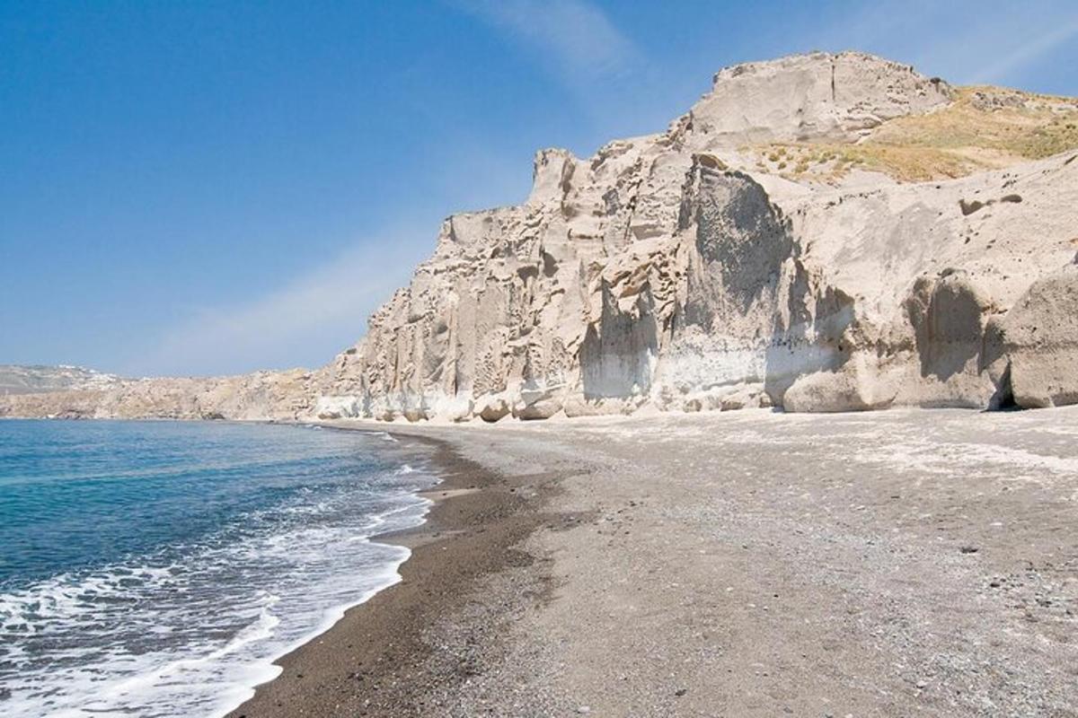 una spiaggia con una costa rocciosa e l'oceano