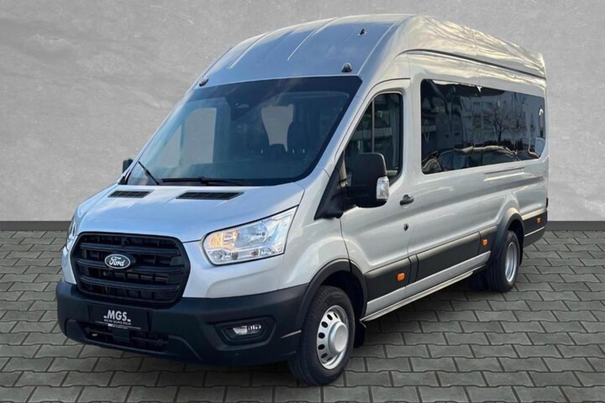 sebuah van perak diletakkan di atas bumbung