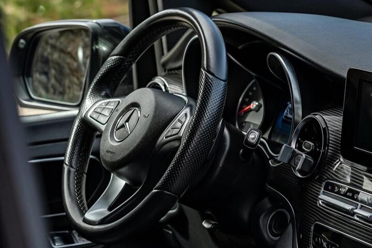 detailný záber na volant auta