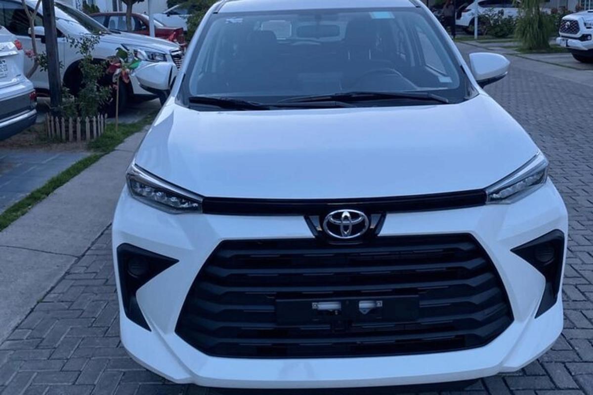 Bela Toyota Avalon parkirana na ulici
