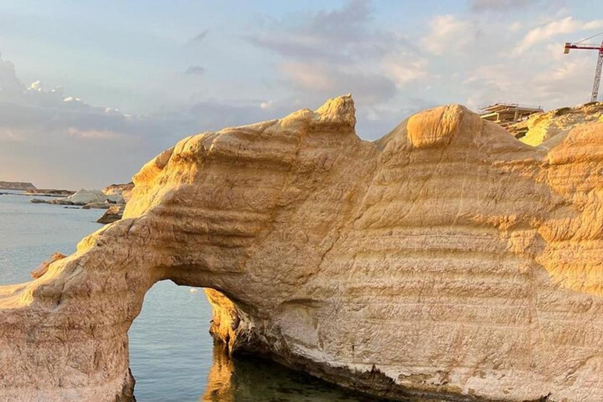 una formazione rocciosa nell'acqua vicino all'oceano