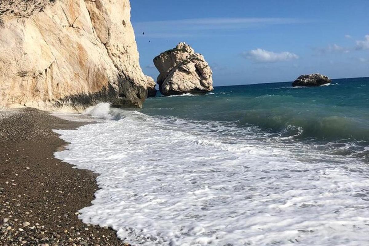 una spiaggia con rocce e l'oceano con onde