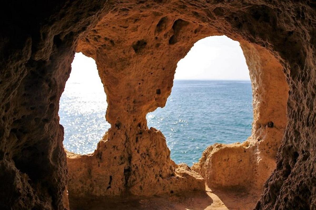 pemandangan laut melalui jendela batu