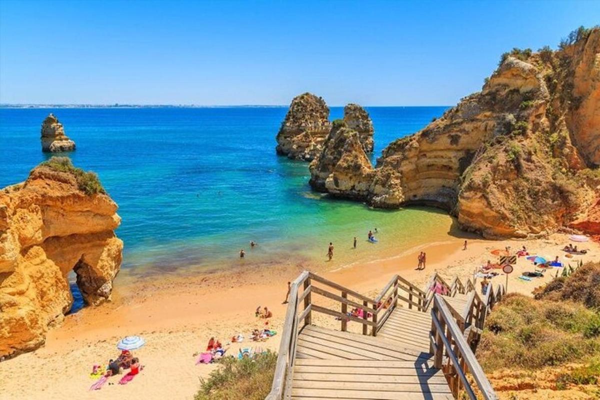 uma vista de uma praia com pessoas na água