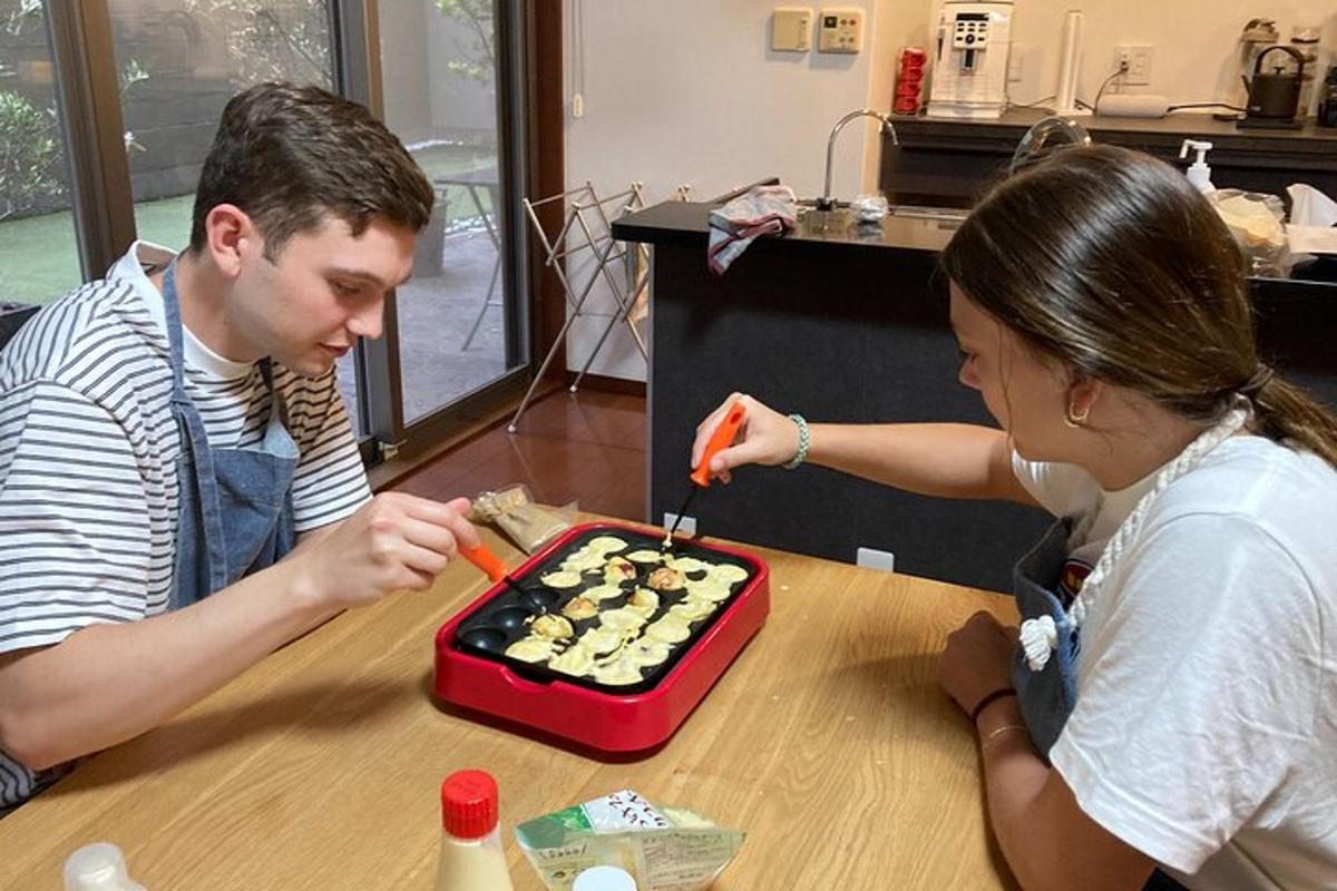 un home i una dona tallant un pastís