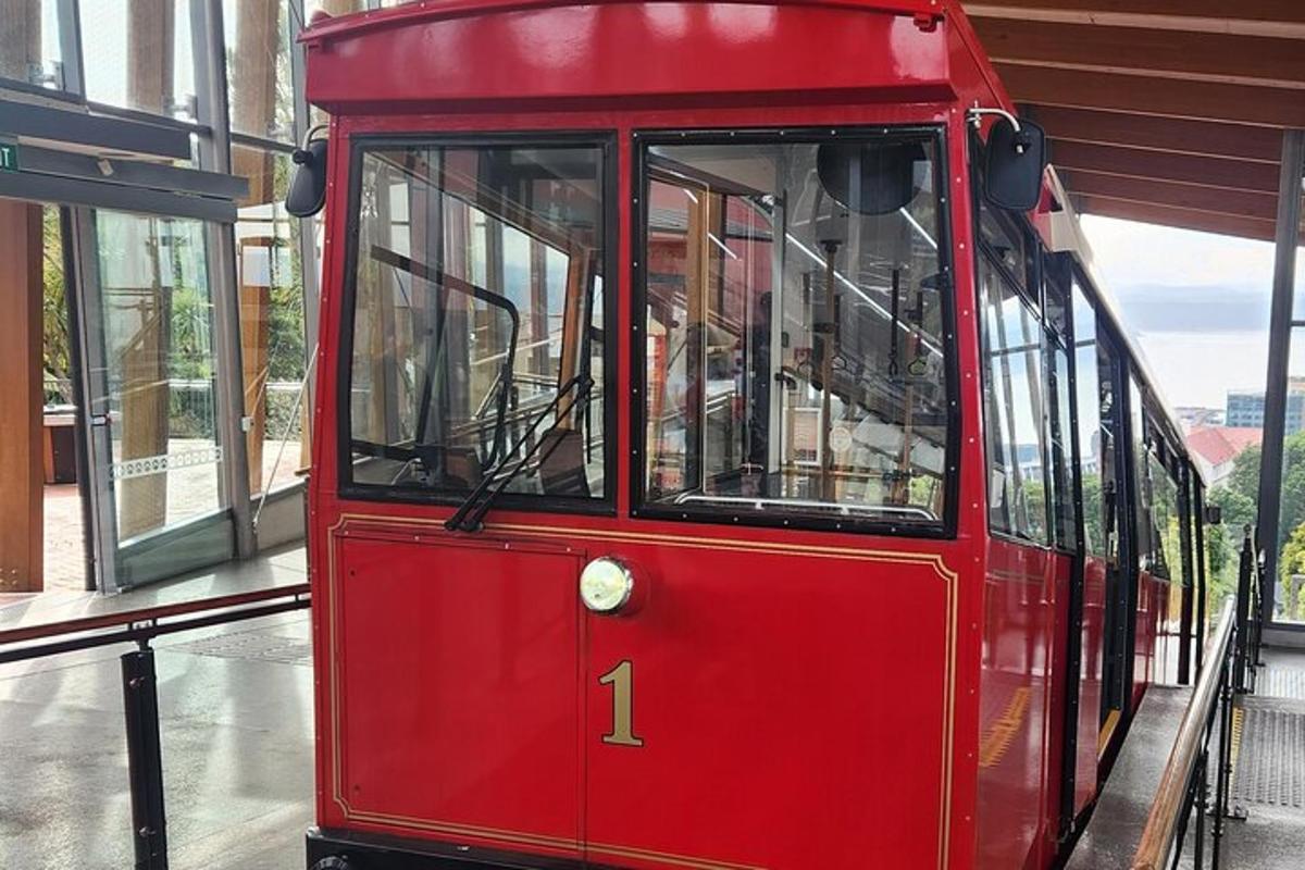 červený tramvaj zaparkovaný vedle budovy