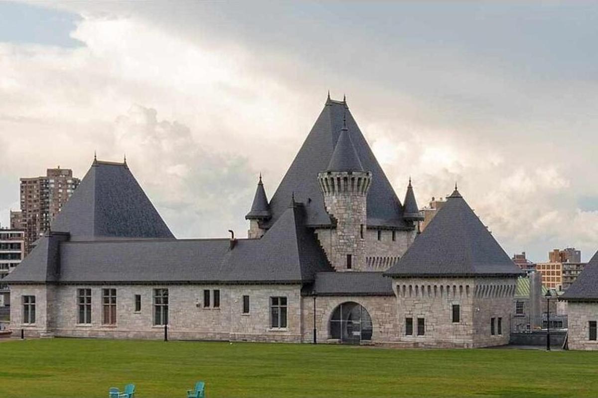 budova se třemi věžičkami na travnatém poli
