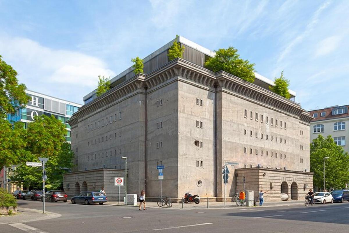 um grande edifício de pedra em uma rua da cidade