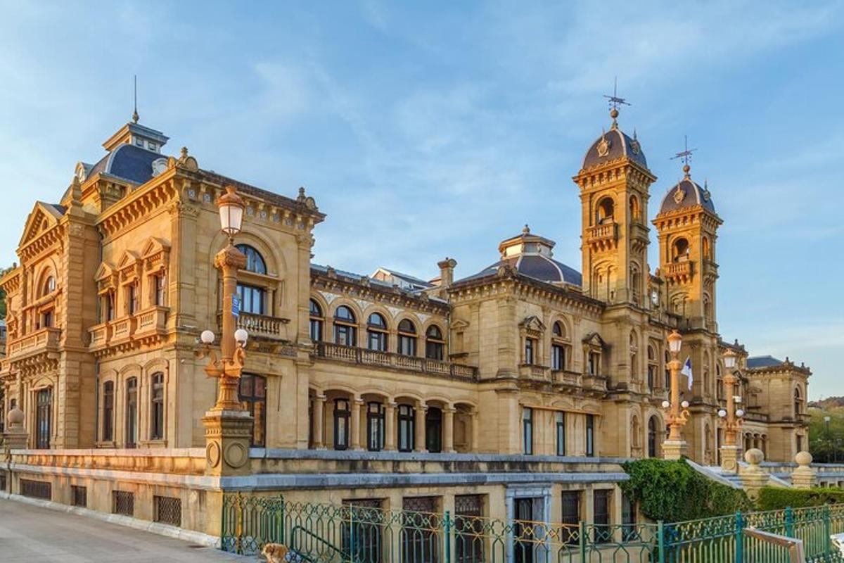 un gran edifici amb dues torres a sobre