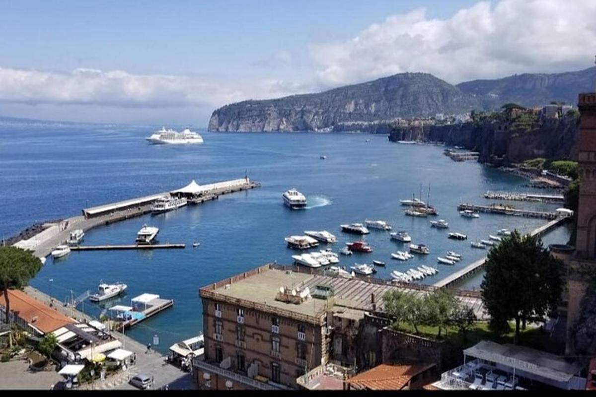 vista d'un port amb vaixells a l'aigua