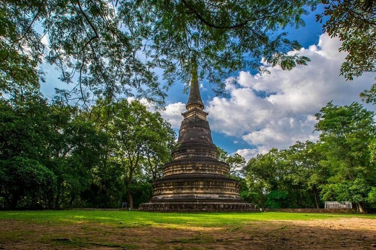 pagoda di tengah padang dengan pokok