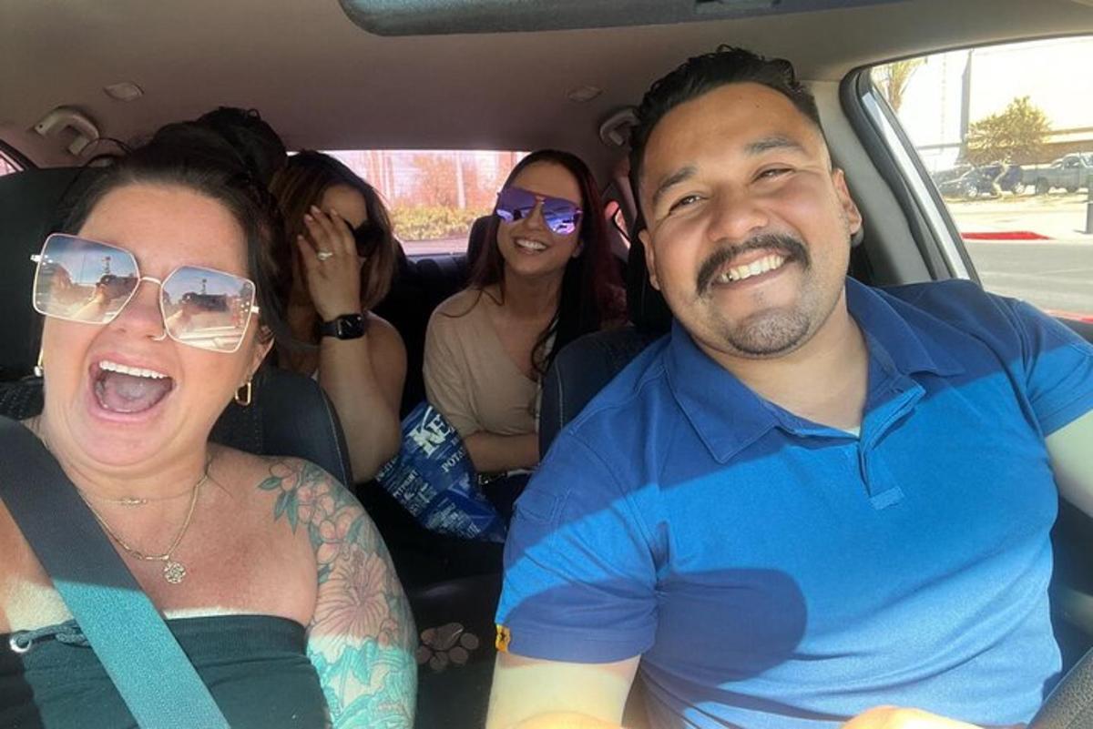un gruppo di persone sedute sul sedile posteriore di un'auto