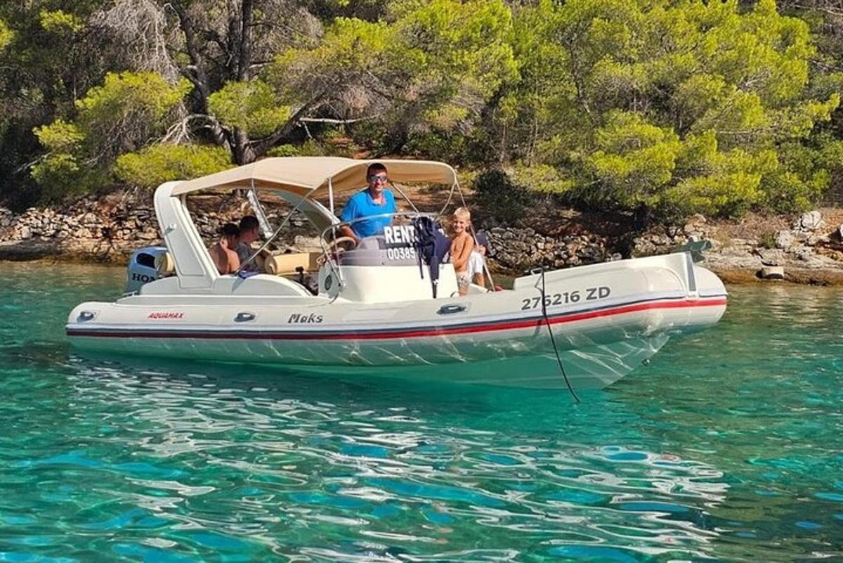 un gruppo di persone su una barca in acqua