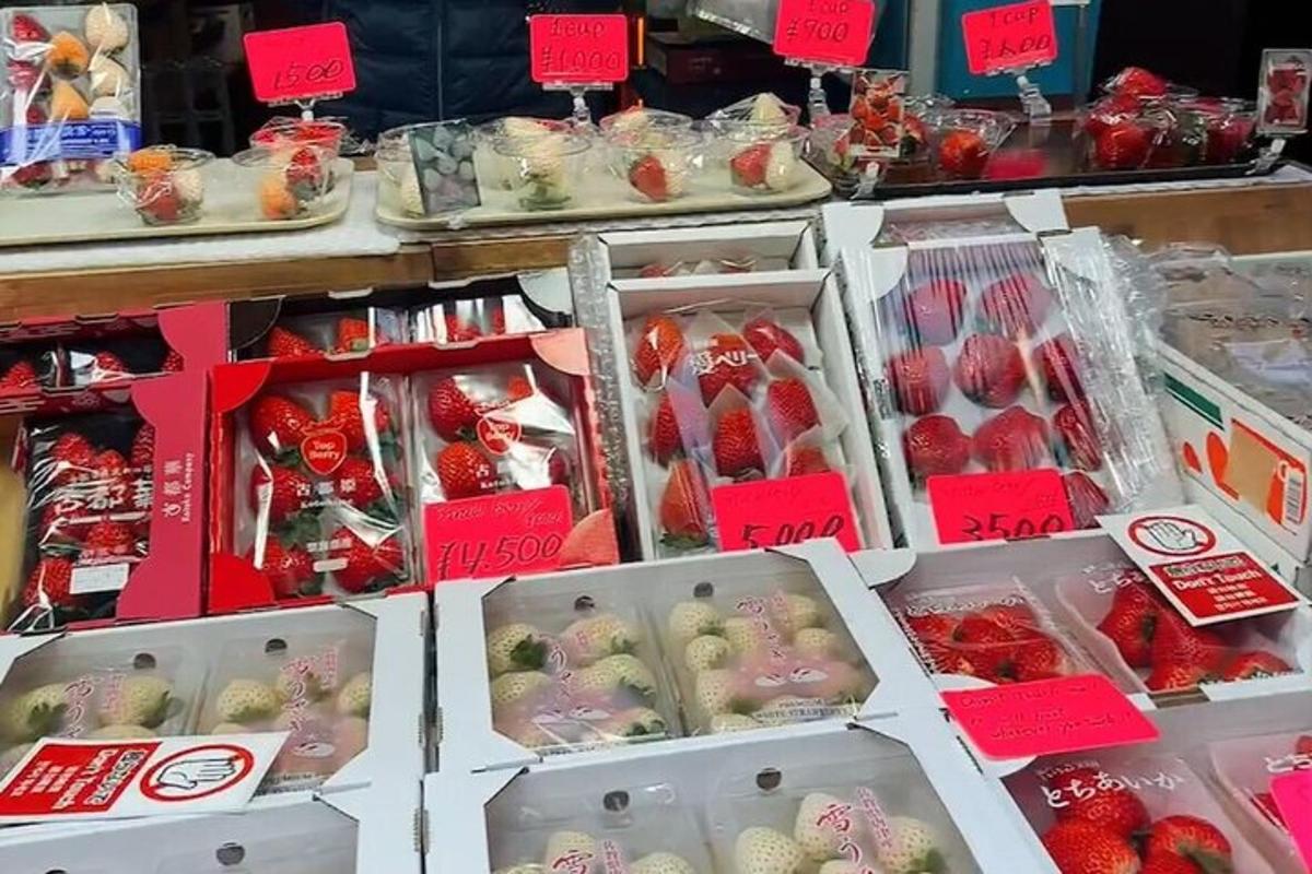mansikoiden esillepano laatikoissa kaupassa