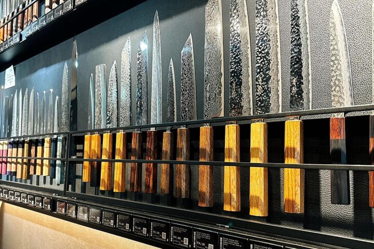 ein Regal mit Reihen verschiedener Uhrentypen
