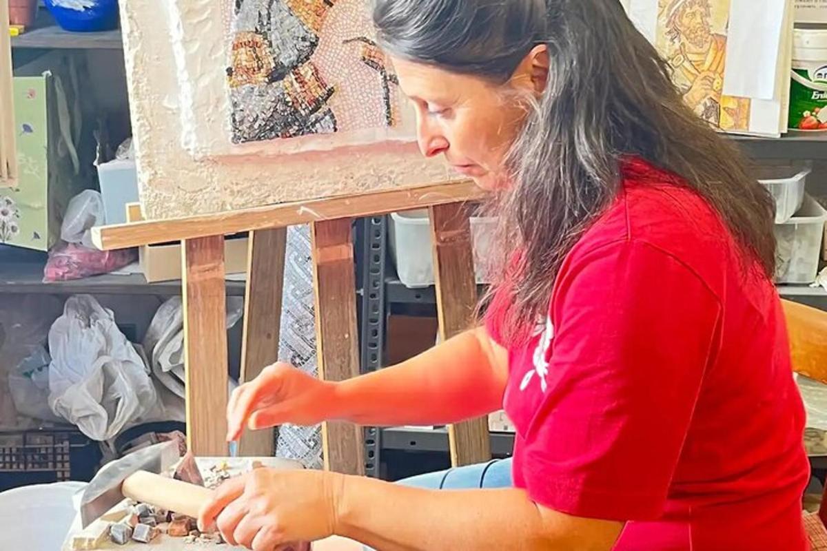 žena v červené košili si hraje s kusem dřeva