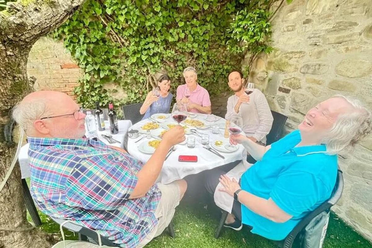 skupina lidí sedících kolem stolu a jedících
