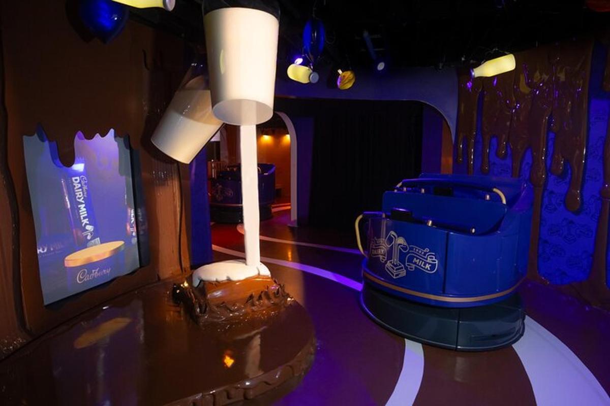 テレビとランプ付きのテーブルがある部屋