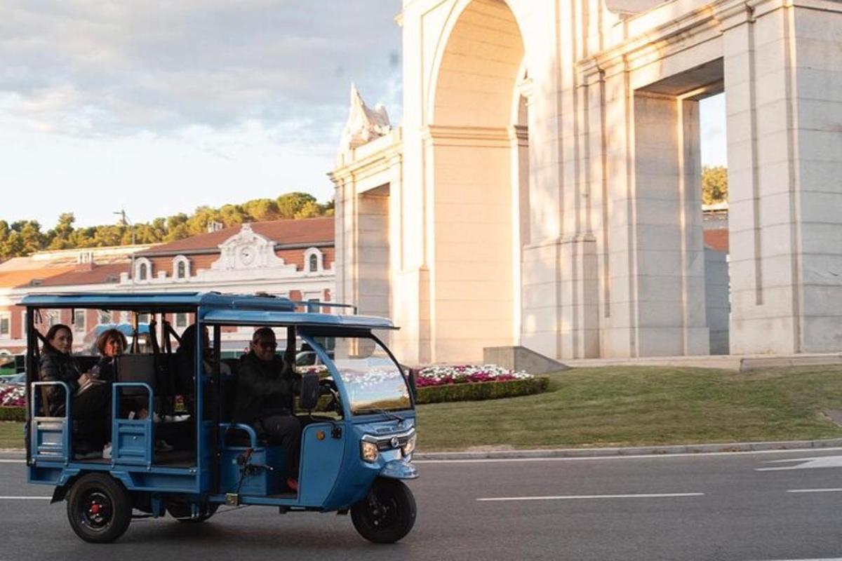 kereta golf biru kecil memandu di jalan