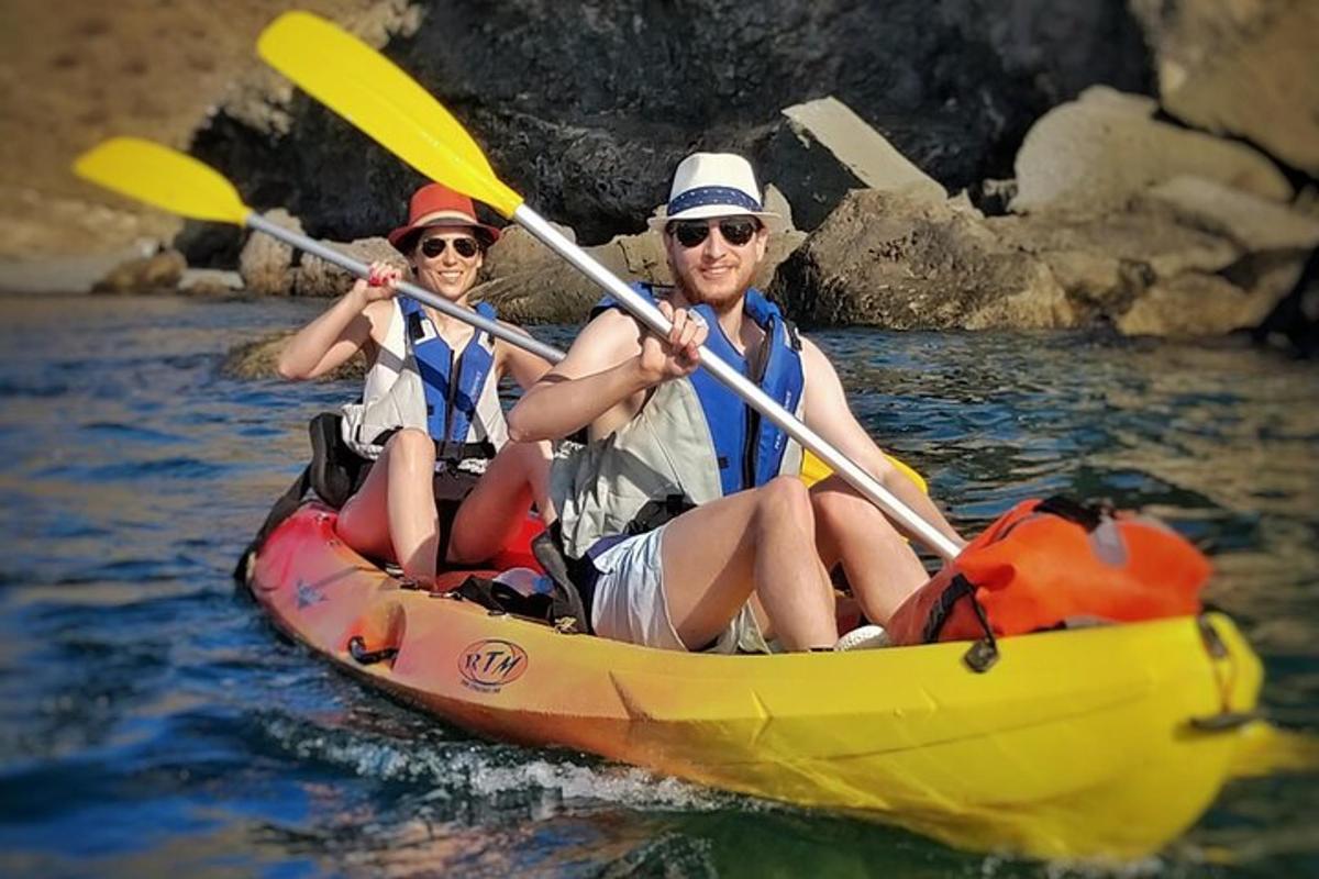 dua orang dalam kayak kuning di atas air