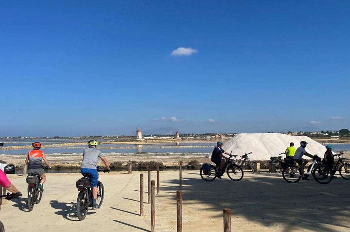 un grup de persones anant en bicicleta a la platja