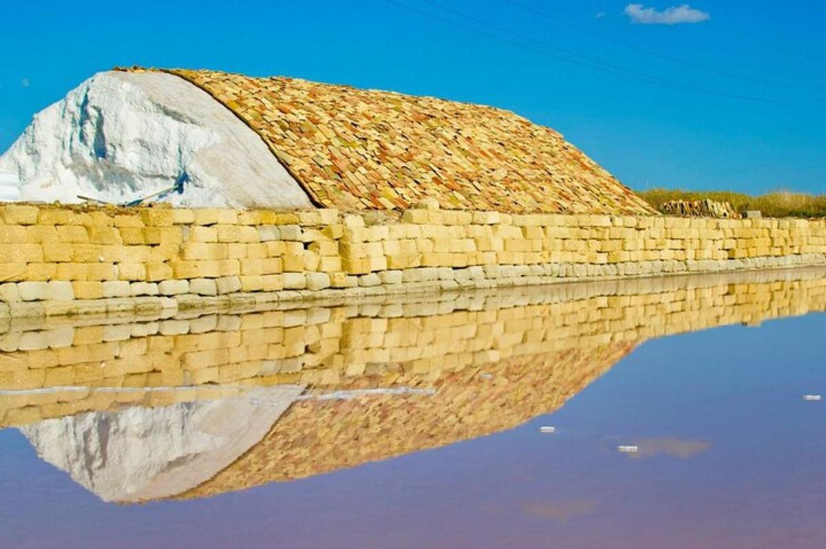 un mur de pedra amb el seu reflex a l'aigua