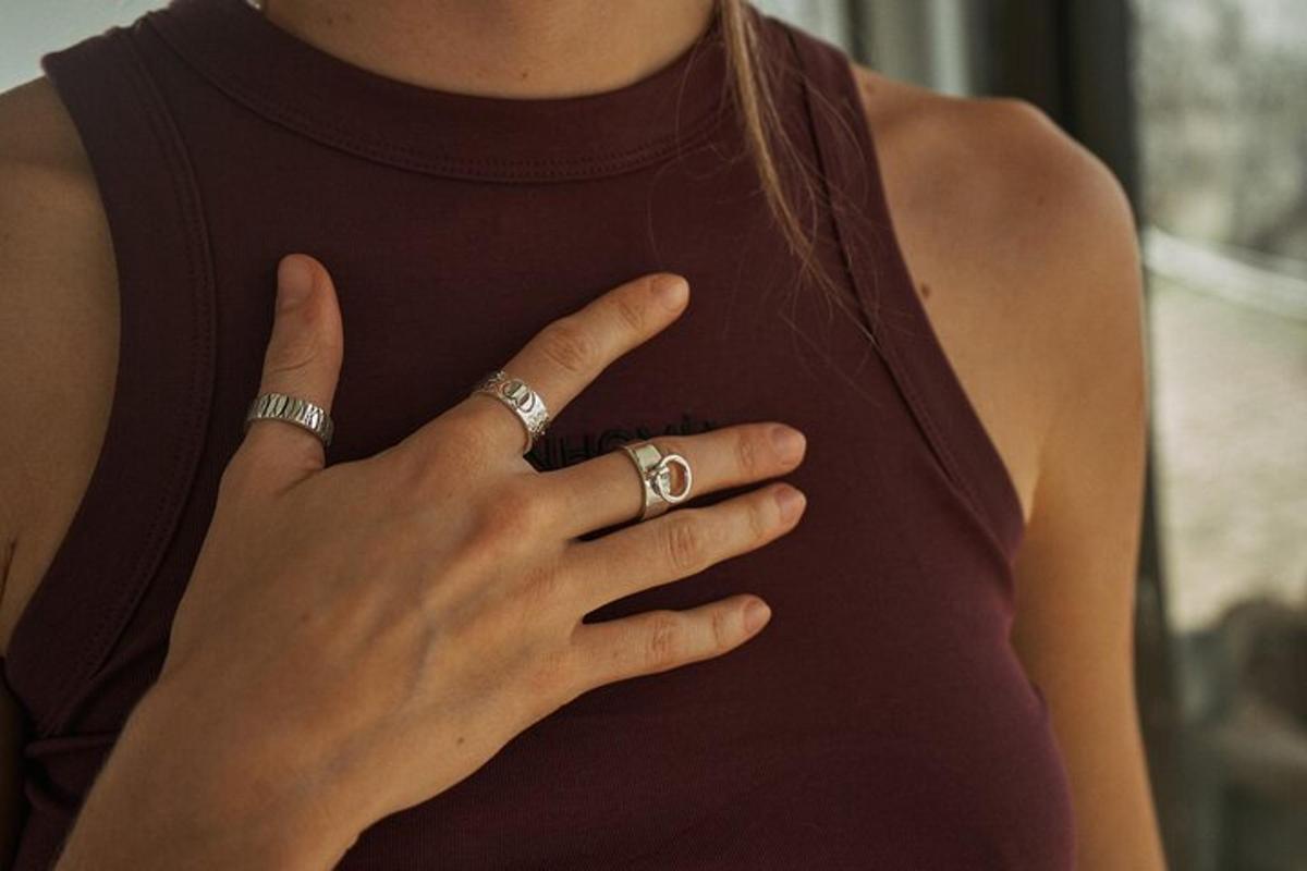 una donna che indossa due anelli alle mani