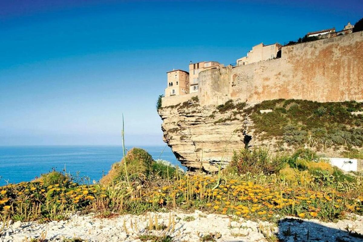 eine Burg auf einer Klippe neben dem Meer