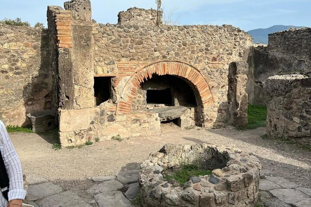 un vecchio edificio in pietra con un arco in un campo