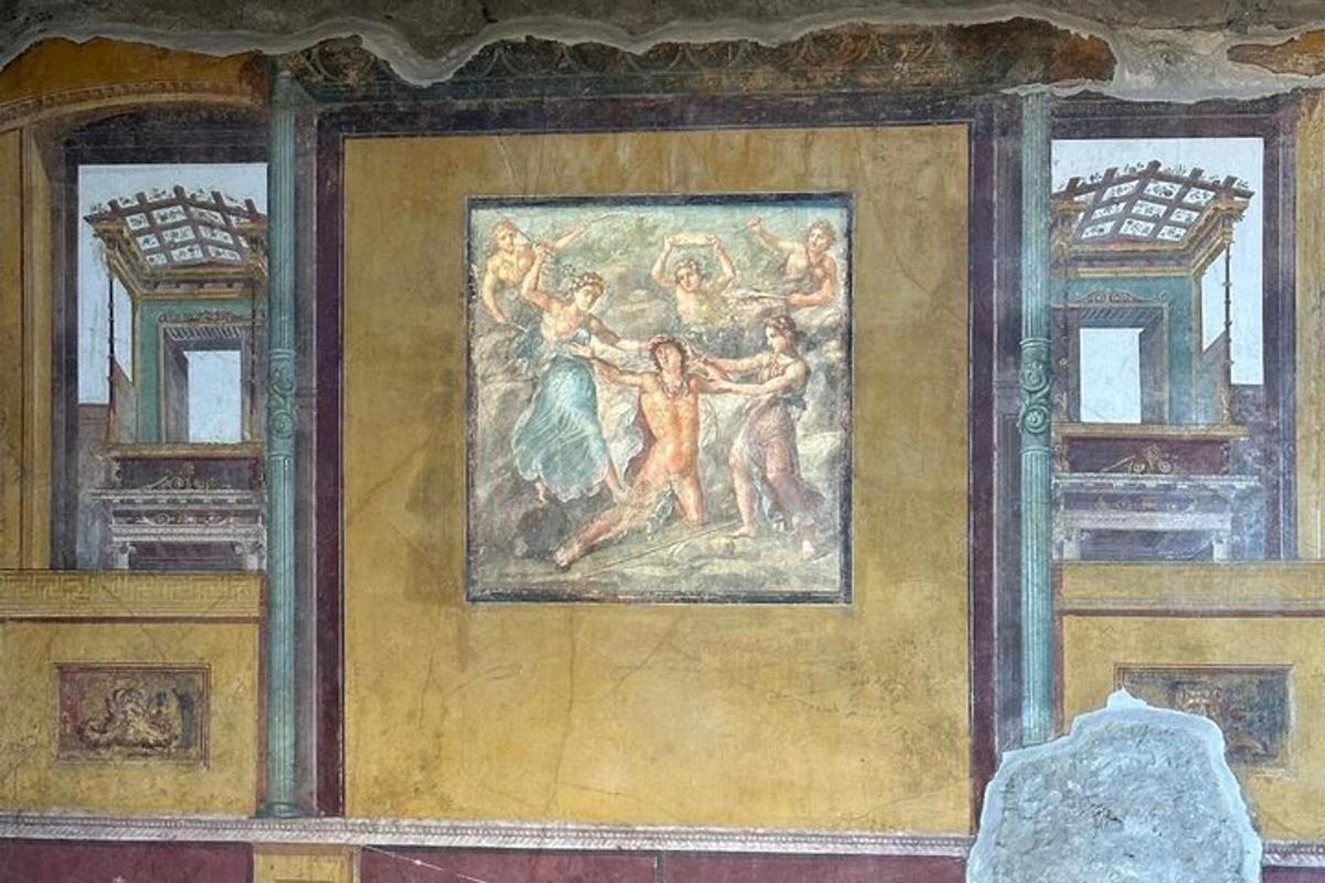 un dipinto su un muro in un edificio con finestre