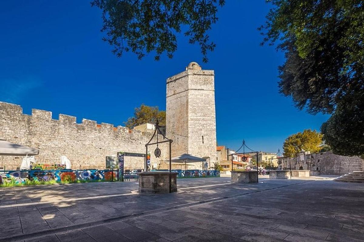 un castel cu un turn cu graffiti pe el