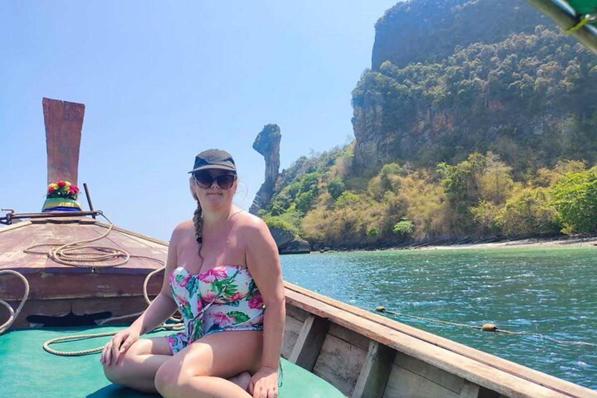 žena v bikinách sedící na přední straně lodi