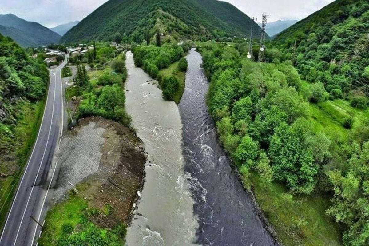 Letecký pohled na řeku vedle silnice