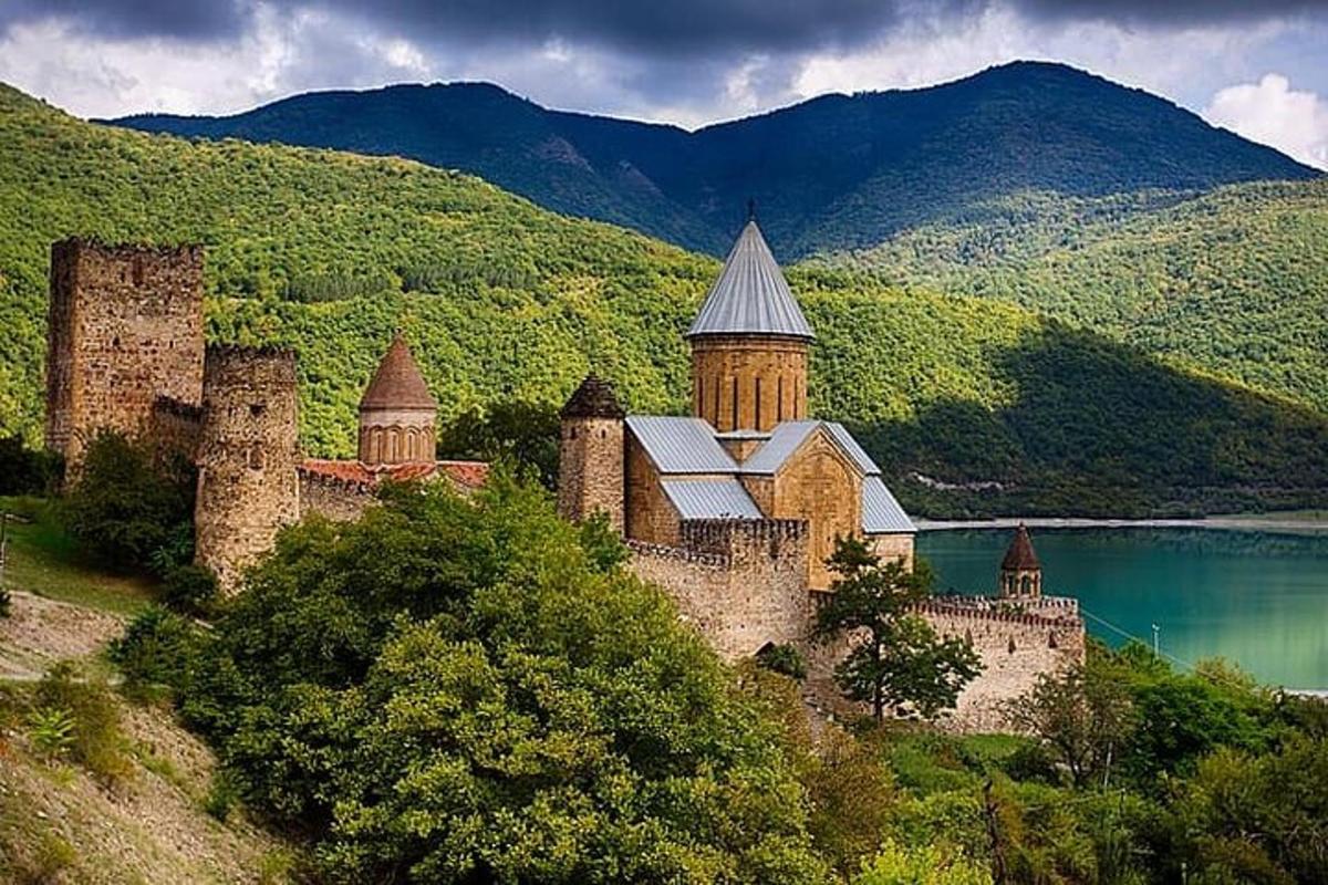 hrad na kopci u vodní plochy