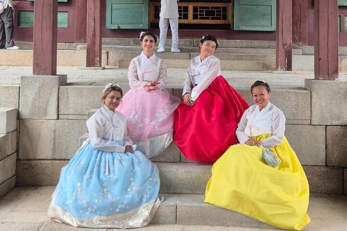계단에 앉아 있는 드레스를 입은 네 명의 어린 소녀들