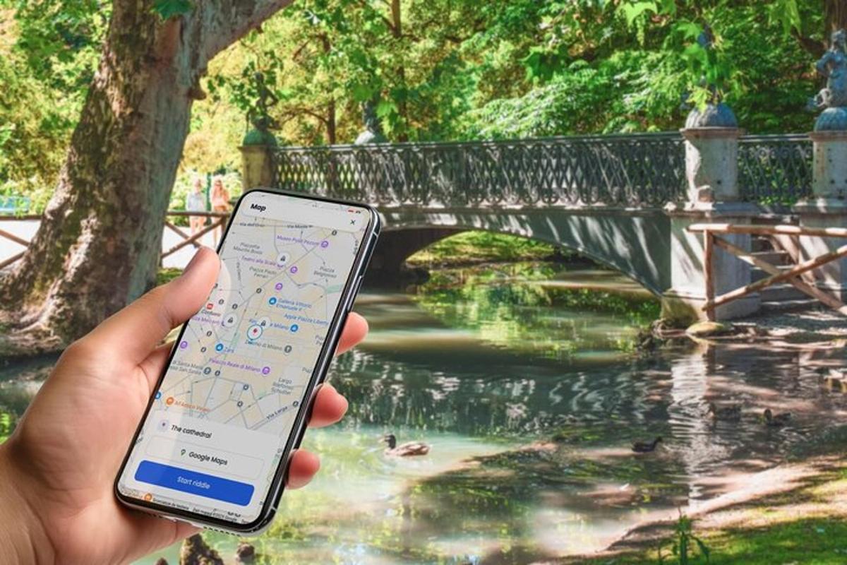seseorang yang memegang telefon bimbit di hadapan jambatan
