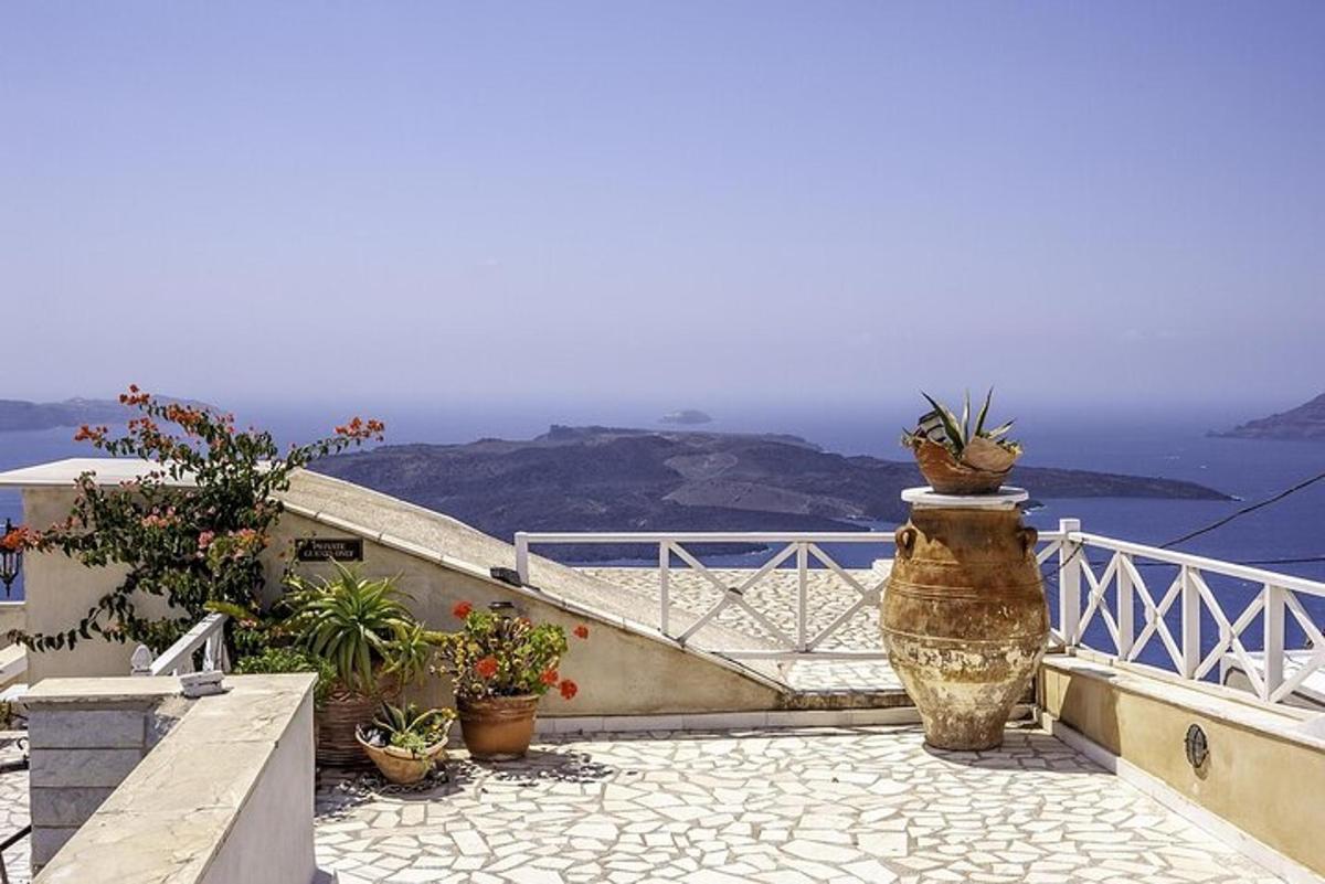 balkon s květináči a výhledem na oceán