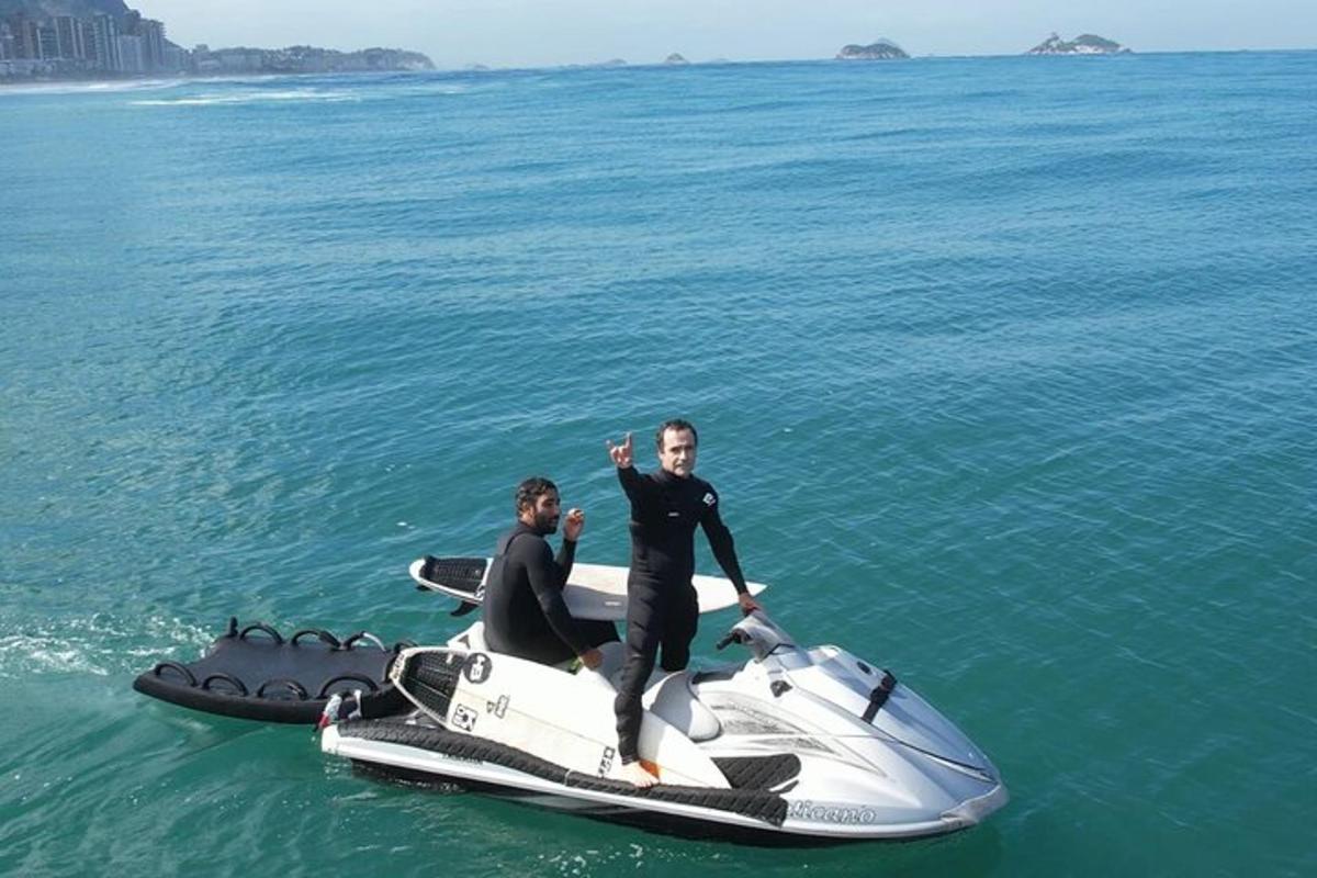 due uomini in muta su una moto d'acqua in acqua