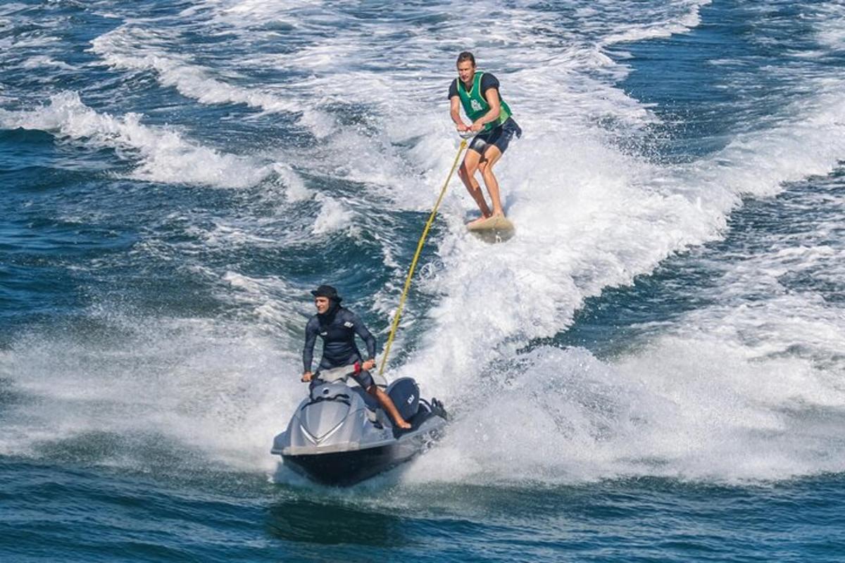 una persona viene trascinata su una barca in acqua