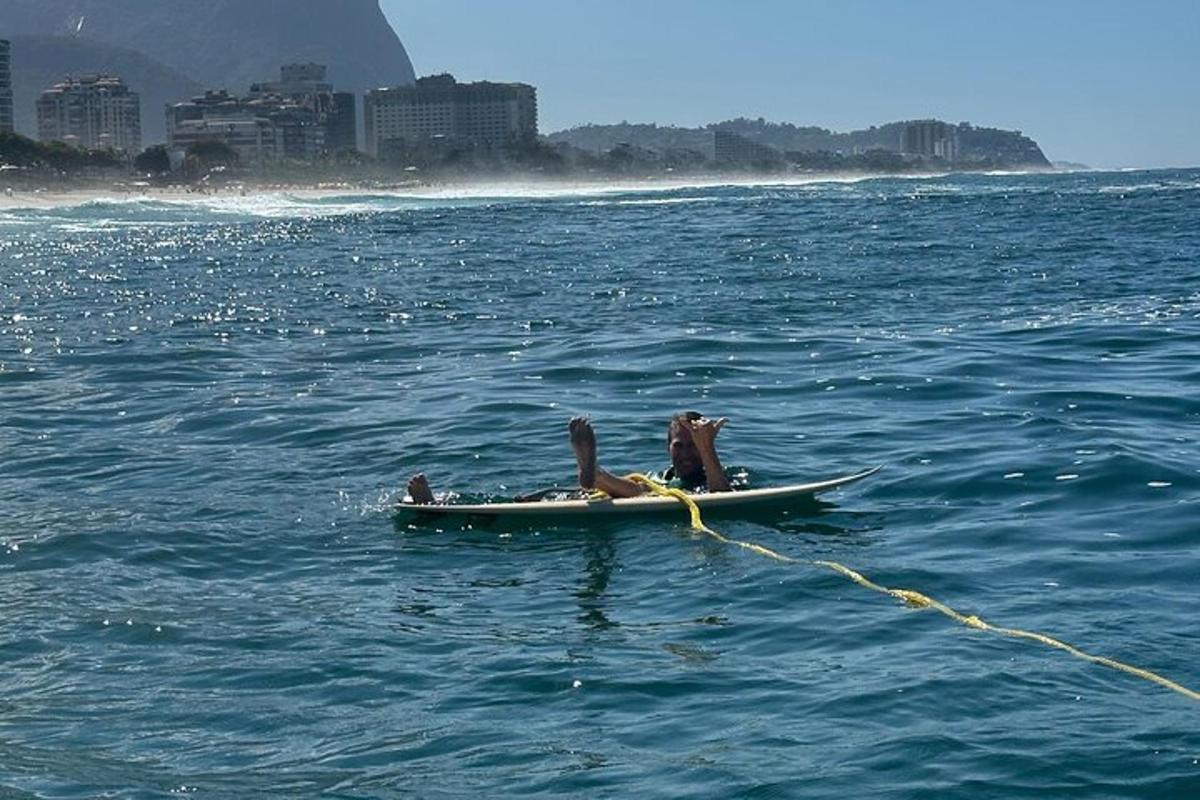 un parell de persones sobre una taula de surf a l'aigua