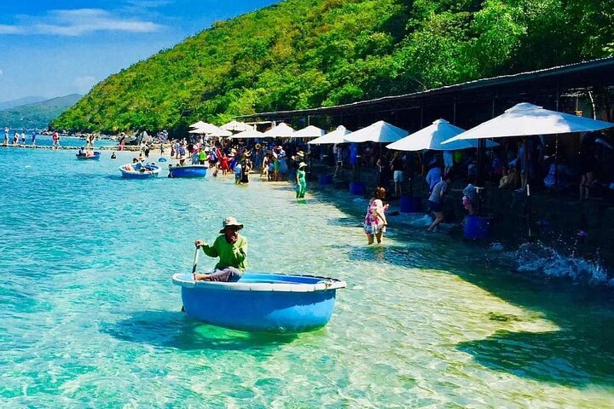 una persona en una barca a l'aigua a la platja