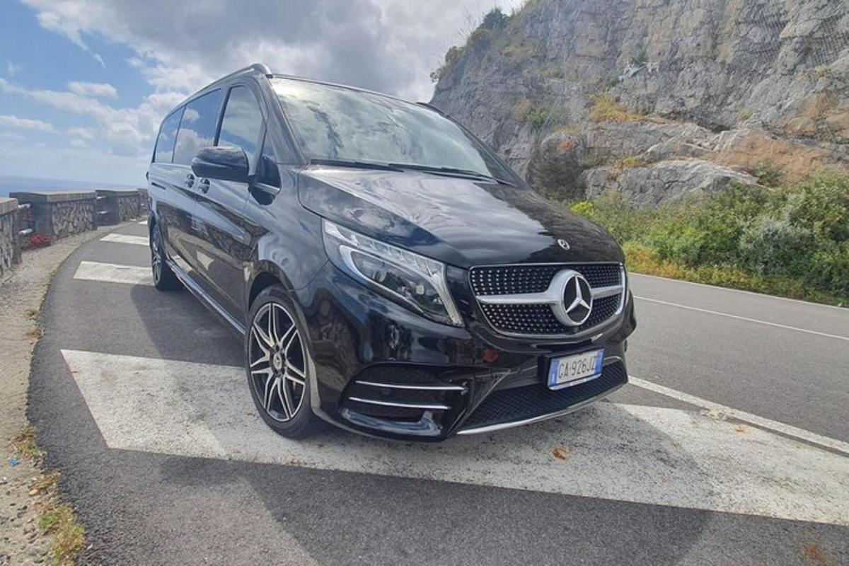автомобіль Mercedes Benz, припаркований на узбіччі дороги