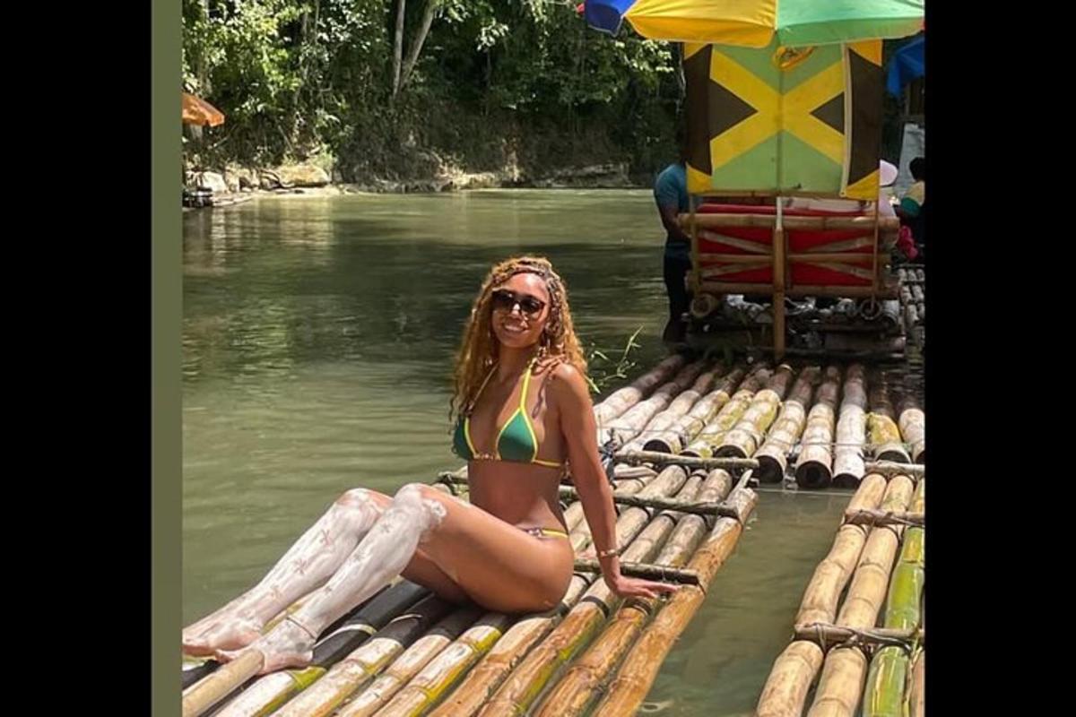 una dona en bikini asseguda en una bassa a l'aigua