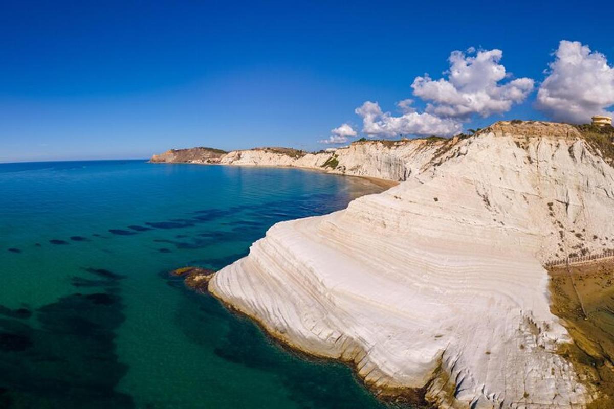 una vista aerea dell'oceano e di una scogliera bianca