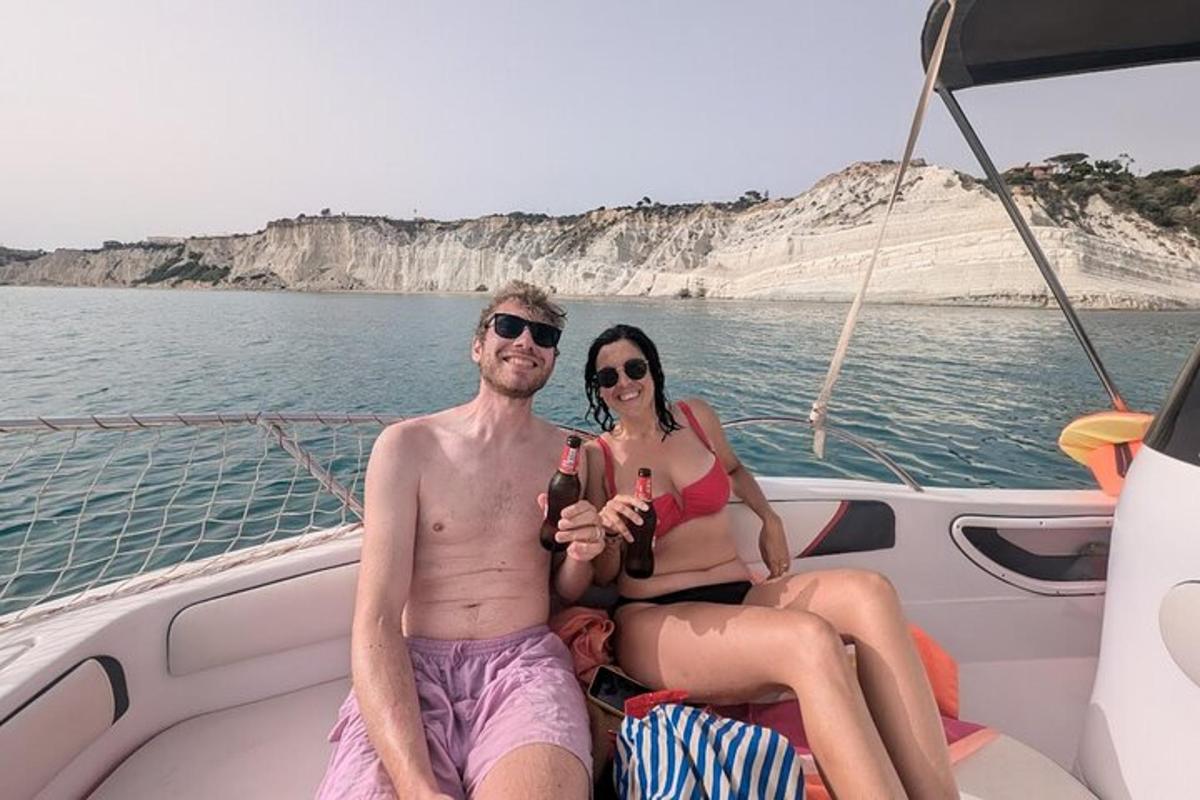 egy férfi és egy nő ül egy csónakban