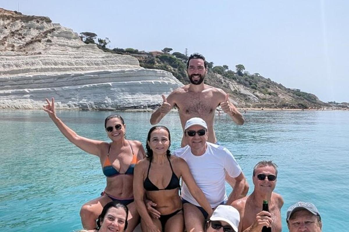 um grupo de pessoas posando para uma foto na água