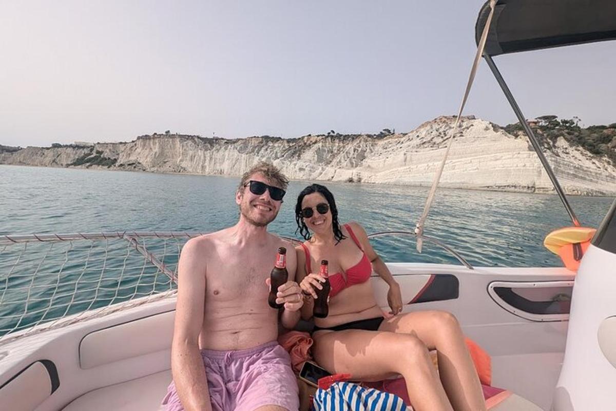 ein Mann und eine Frau sitzen auf einem Boot