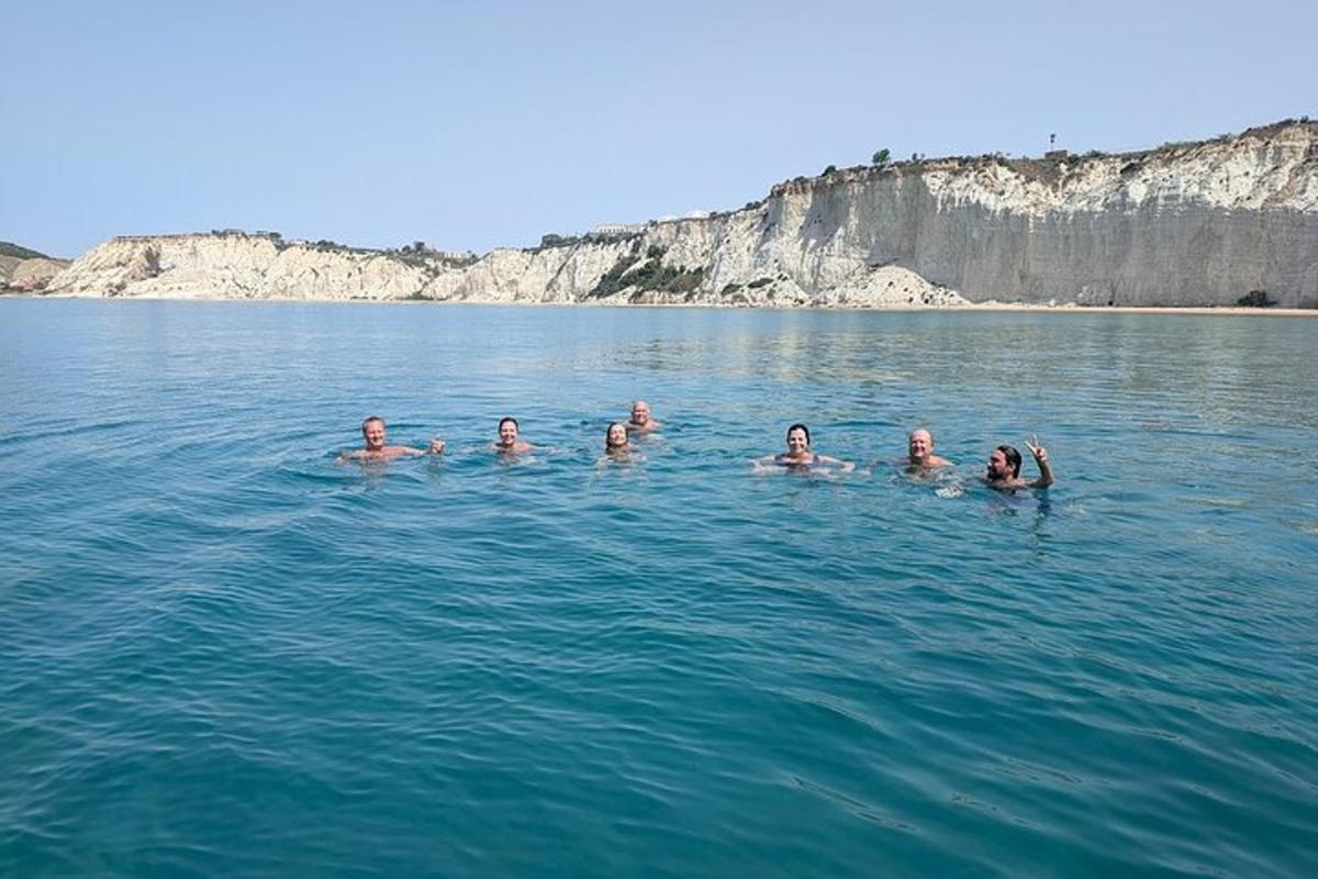 група људи који пливају у води