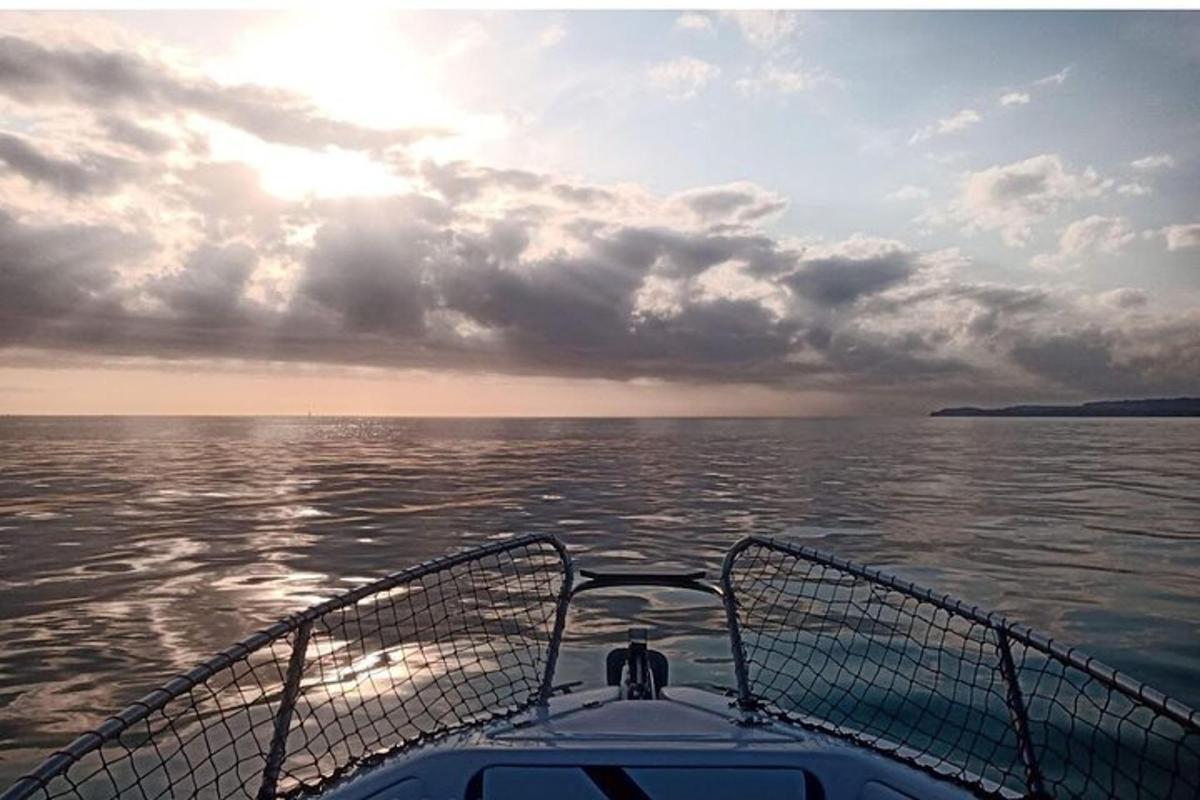 чамац на воденој површини